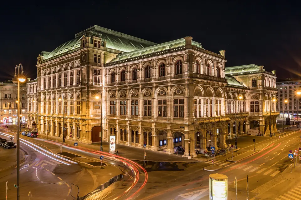Wiener Staatsoper bei Nacht © Michael Kleinsasser / Pixabay